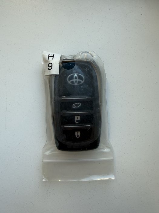 Новый смарт ключ от Ланд Крузер 200 в оригинале