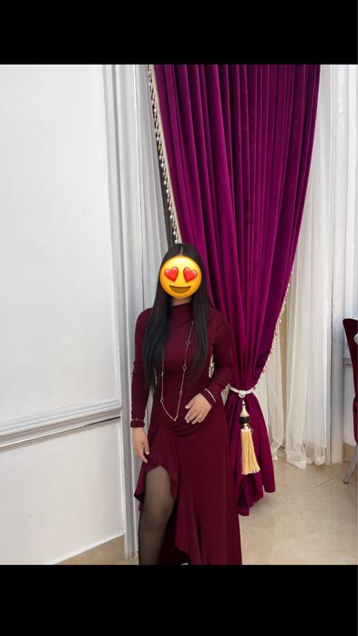 красное платье с разрезом