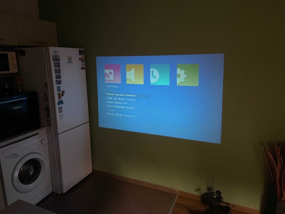 Малък лед проектор