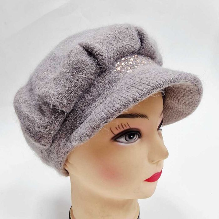 Елегантна зимна плетена шапка с козирка и камъчета