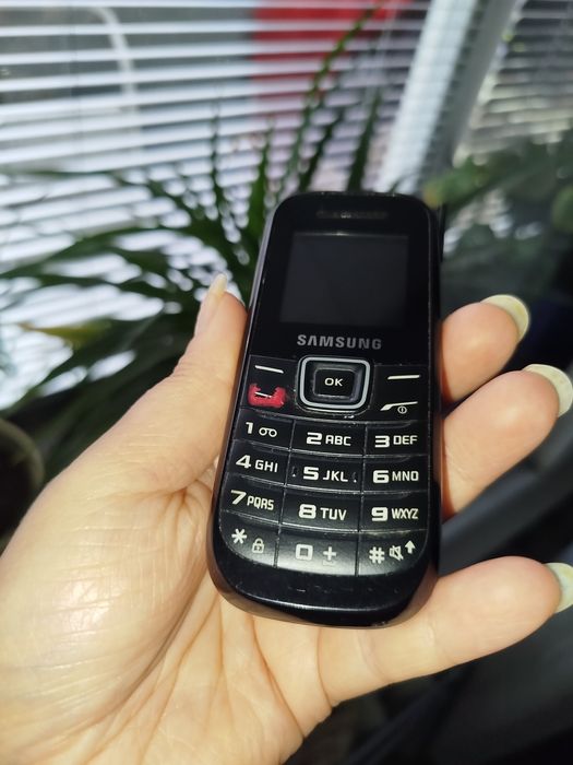 Телефон Samsung със зарядно.