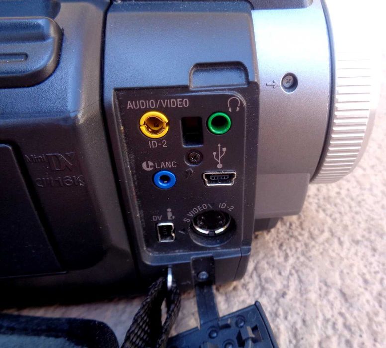 Camera video profesionala pe casete miniDV
