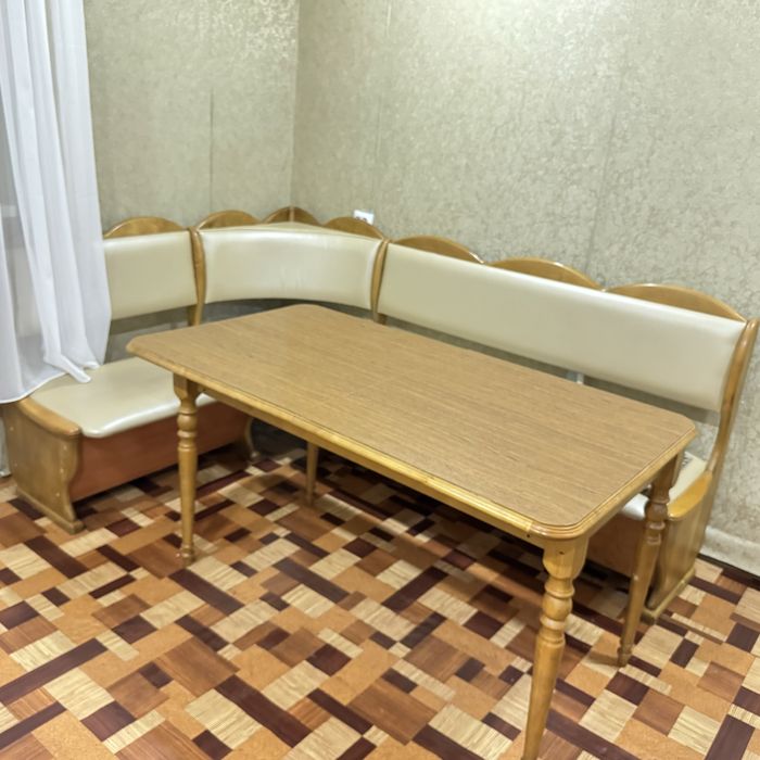 Продам угловой диван и стол