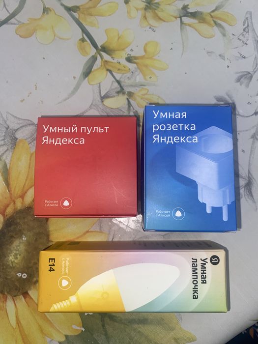 Умные пульт, розетка, лампочка Яндекса