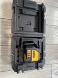 Laser nivel Dewalt DW088CG cu 2 linii verzi, 20m lucru, cu suport