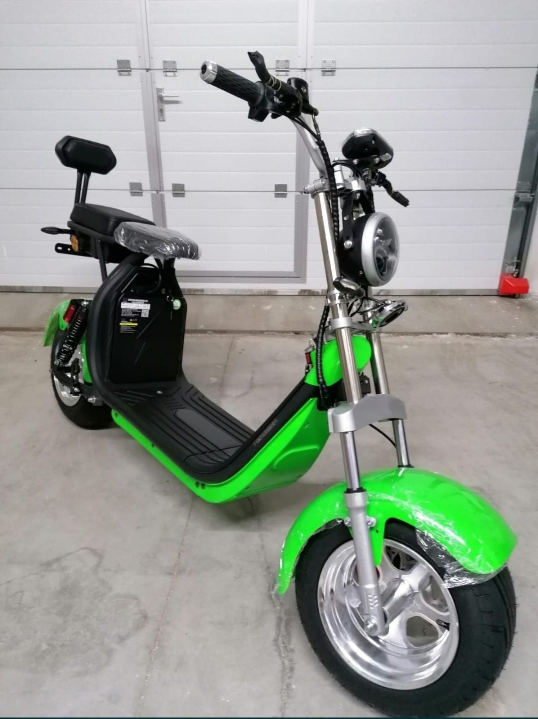 Scuter electric nou disponibil cu carte coc