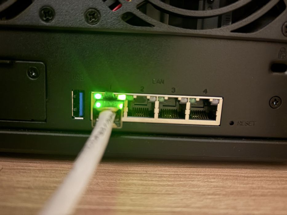 Vand Synology DS 1522+ 5 HD-uri a cate 4 TB fiecare, total 20 TB