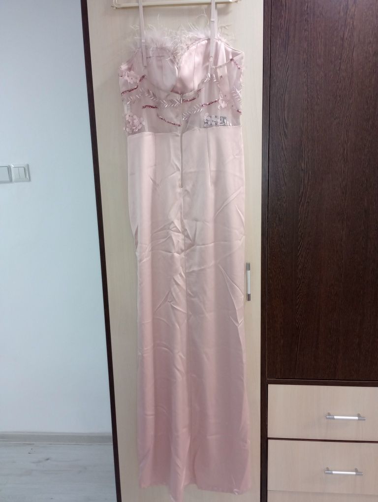 Rochie Eleganta De Ocazie, Lungă cu decupaje pene și paiete