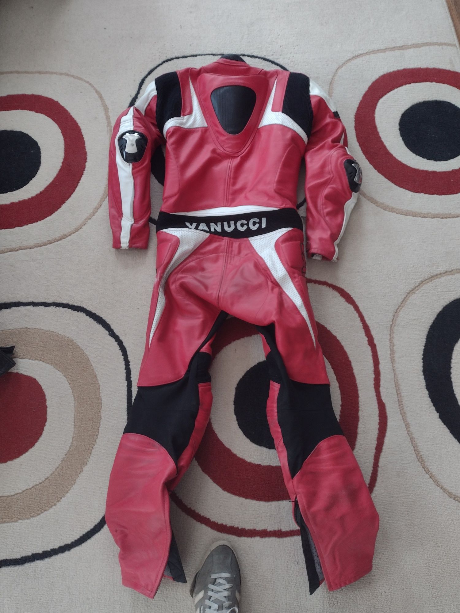 Costum moto Vanucci și genunchiere moto.
