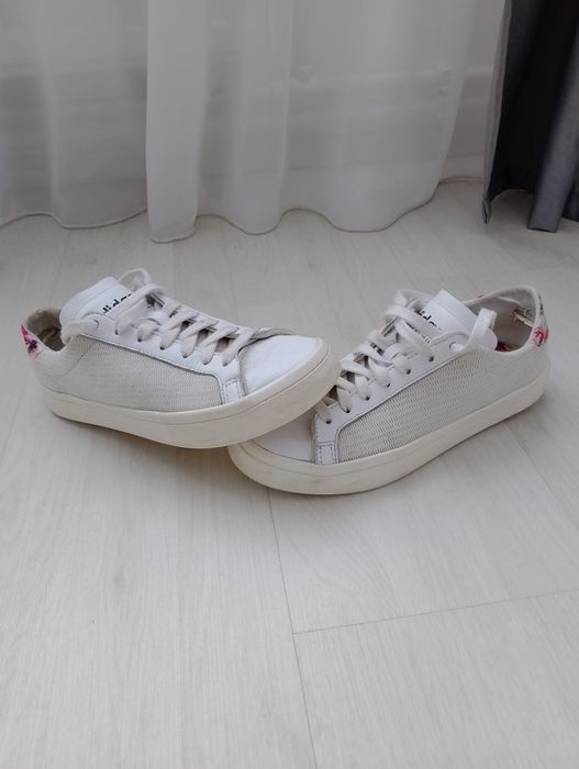 Vand Pantofi Sport Unisex,Purtati Dar In Stare Buna.