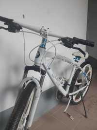 белый велосипед BMW с литыми колёсами