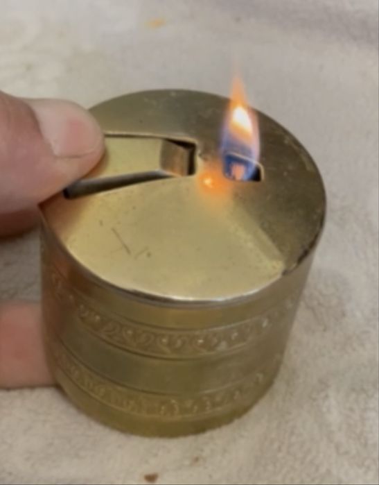 Продавам антична запалка