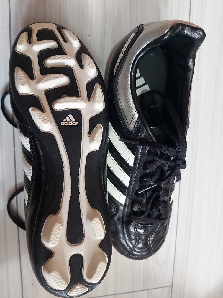 Ghete de fotbal Adidas Puntero original din piele 
Mărime 38 Pun
Stare