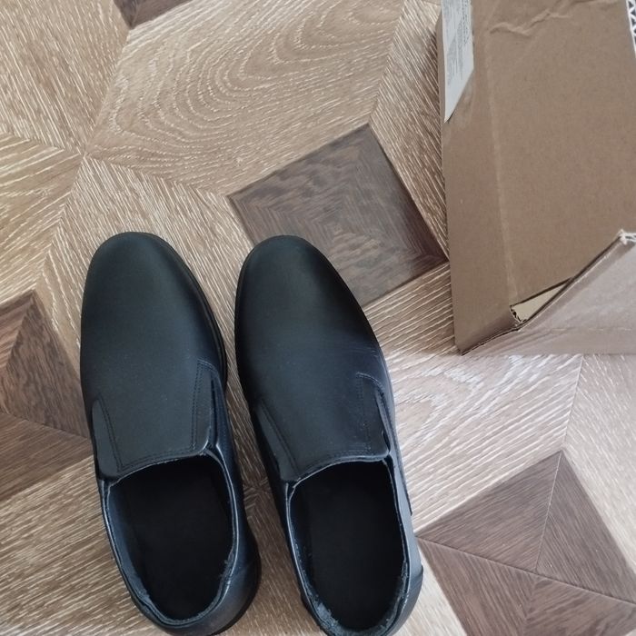 Продам мужской туфли 39 размер новый