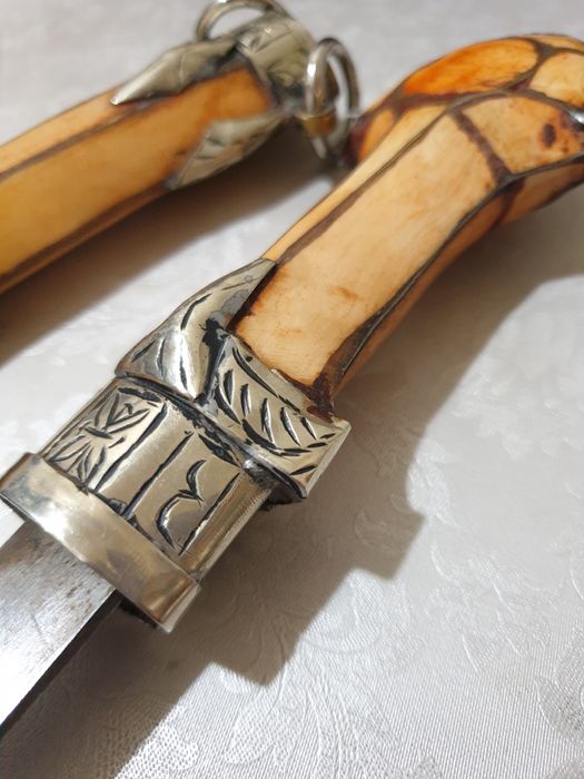 Pumnal ,hanger vintage