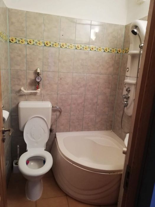 Închiriez apartamant