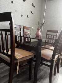 Деревянный  стол со стульями для обеденной зоны