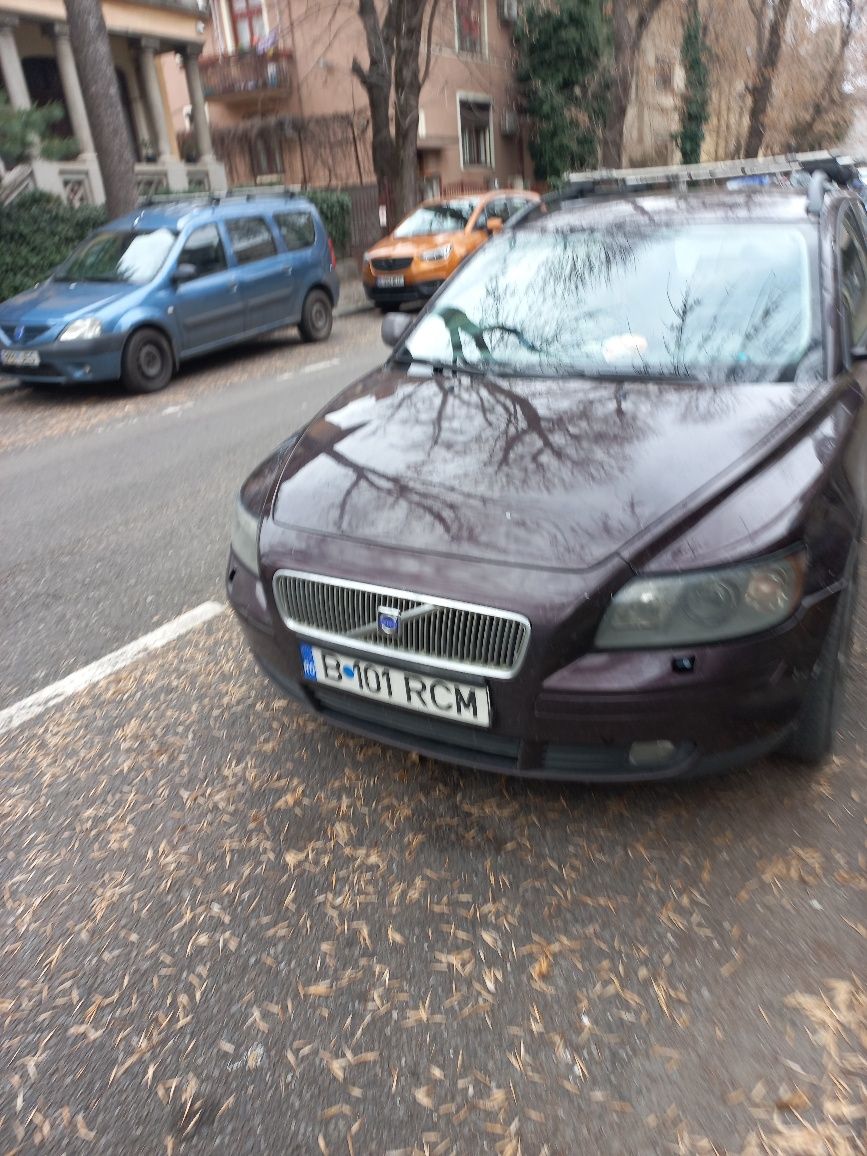 Vand volvo v 50 an 2006 nu trage peste 4000 de ture