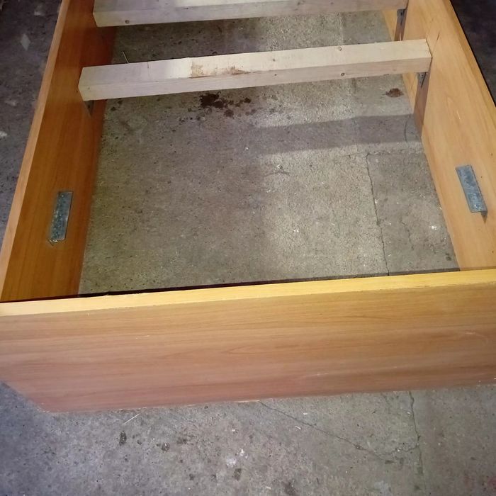 Vând pat dormitor de 1 persoana