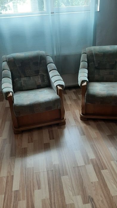 Vând 2 fotolii, un dulap haine, un minicuptor.