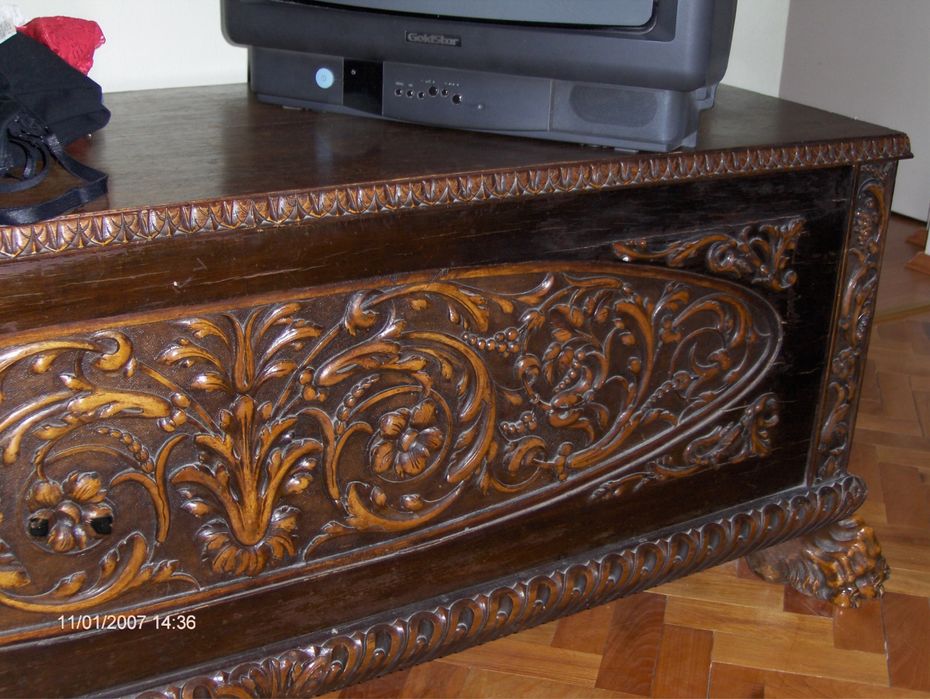 Mobila veche sculptata manual