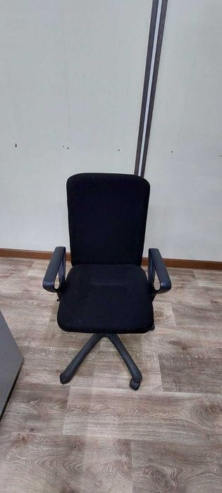 Удобные офисные кресла в отличном состоянии — комплект 3 шт.