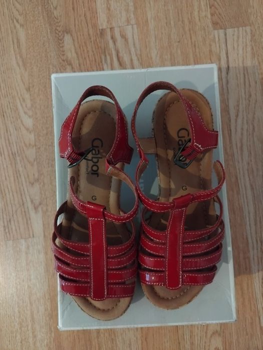 Босоножки новые.