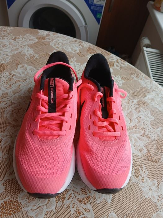 Маратонки на Nike 37,5 нови,в отлично състояние