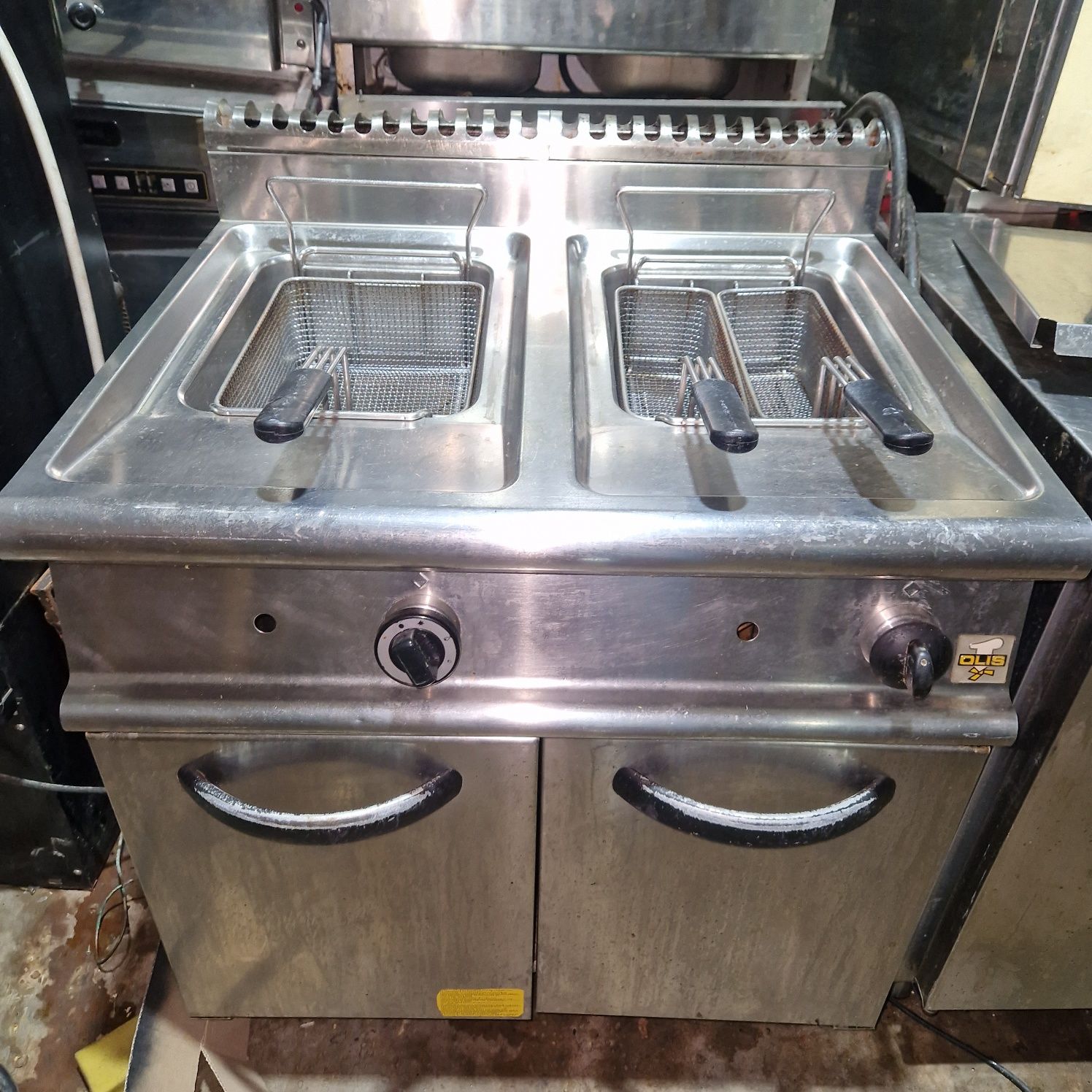 Friteuza 1 sau 2 cuve mari, la 380v, cu robinet golire
