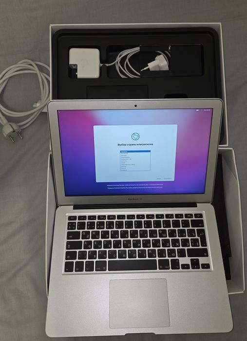 MacBook Air 13,3" 8/128. Зарядка оригинал. Коробка есть
