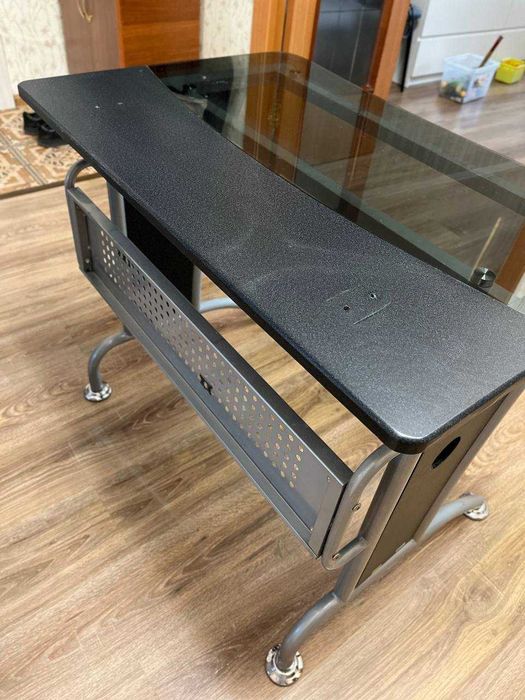 Стеклянный стол, компьютерный