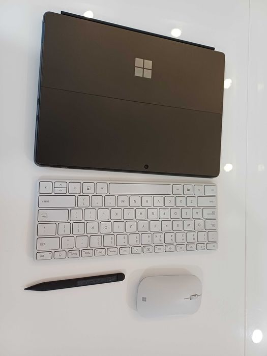 Surface Pro 9, PixelSense Flow i5 10 coruri 12 threads 16GB RAM DDR5