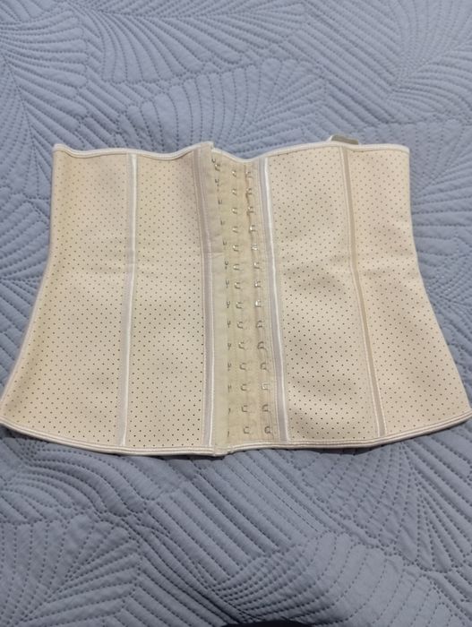 Корсеты. Классно утягивает и дышаший. На размер L.