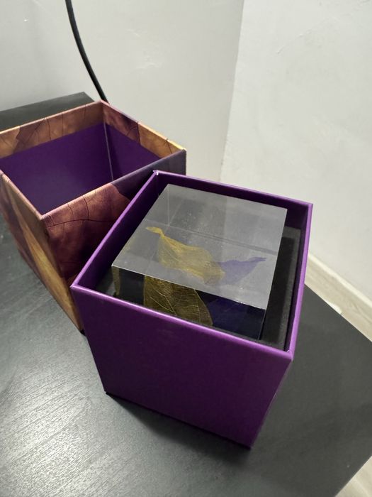 Lampa cub luminos cu suport din lemn decoratiune