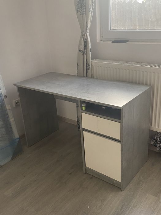 Vând birou in stare buna