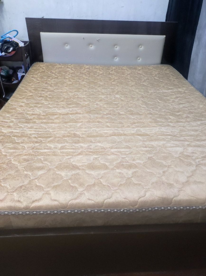 продам 2х спальную кровать с матрасом