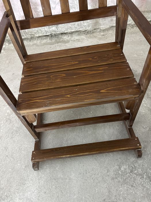 Дървен люлеещ се стол