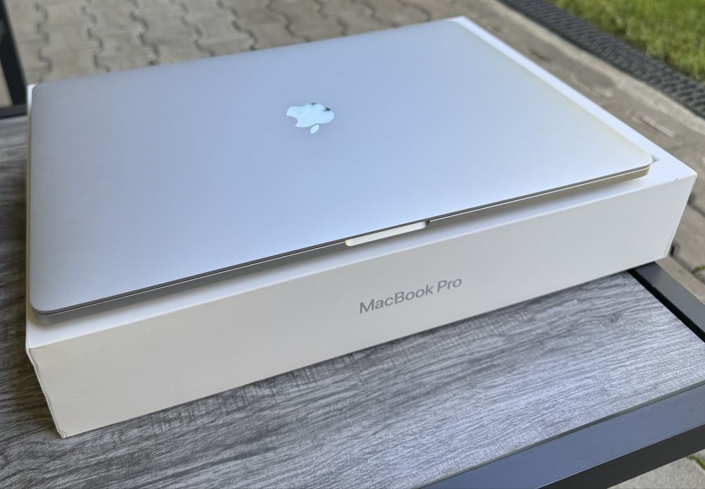 MacBook Pro 16” i9 / 1Tb SSD / Radeon Pro 5500M + geanta Samsonite
