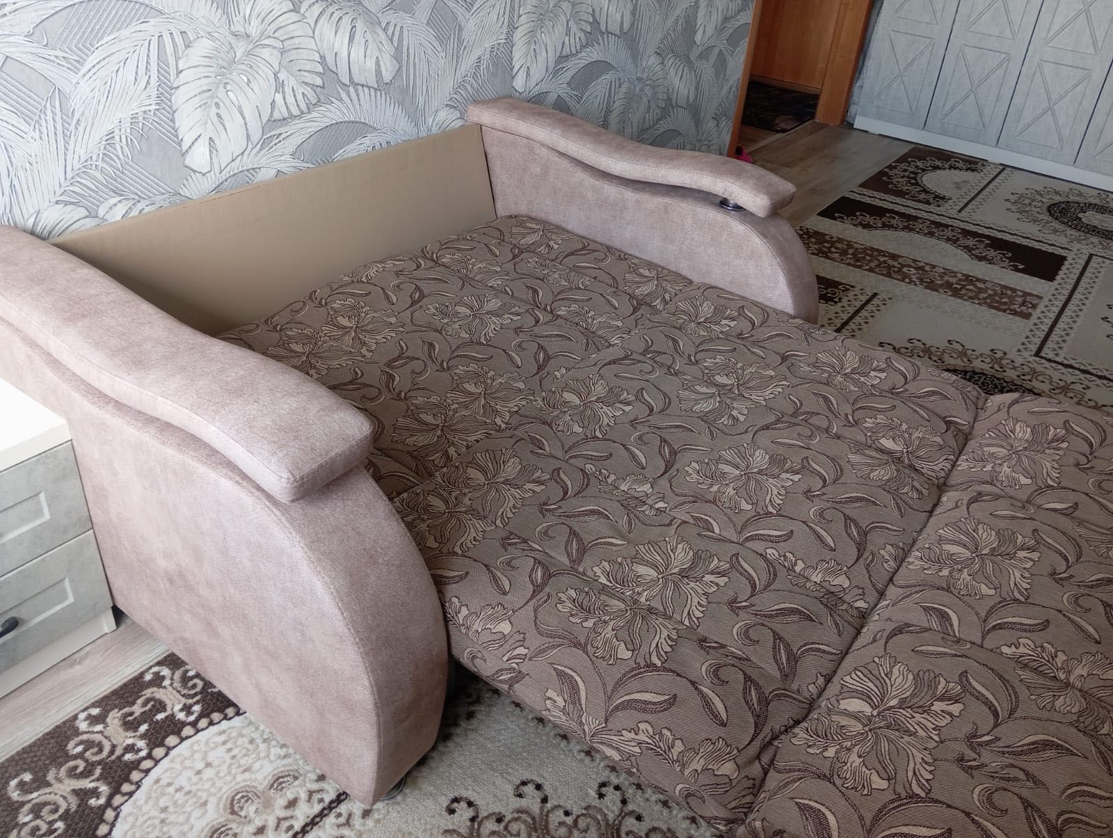 Продам Диван (полторашка)