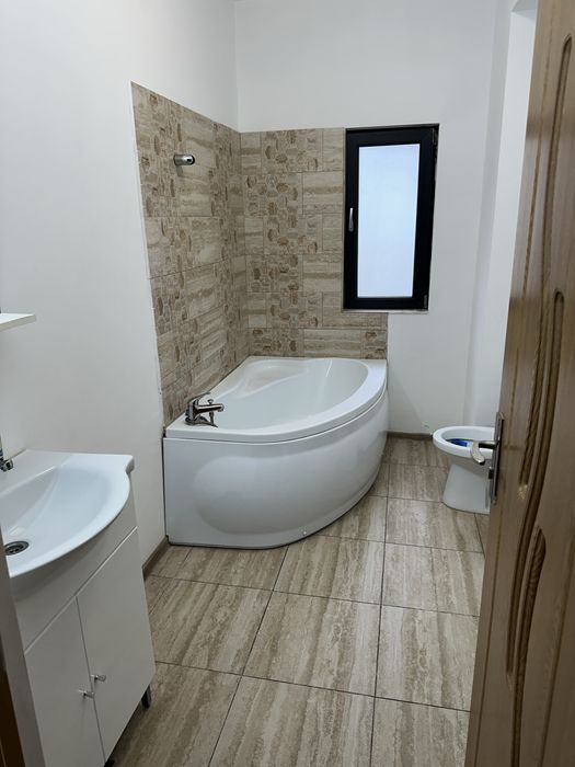 Inchiriem apartament  3 camere