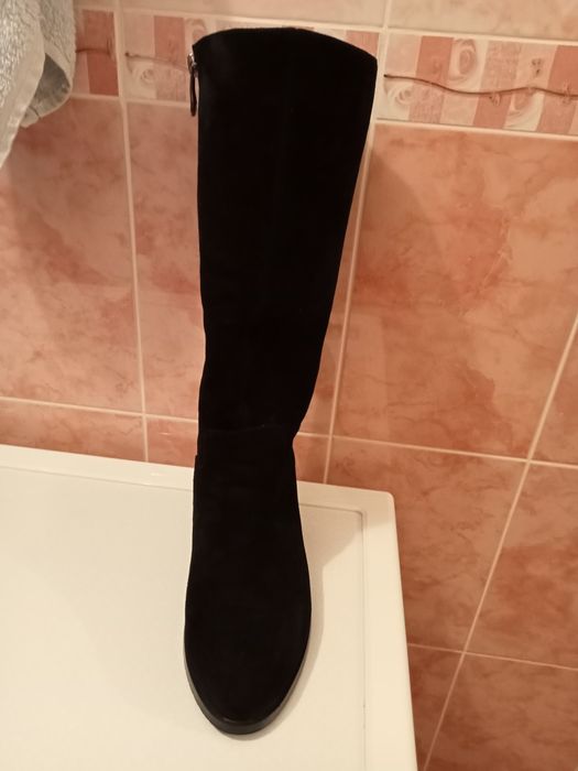 Продам сапоги замшевые женские черные новые размер38 каблук средний