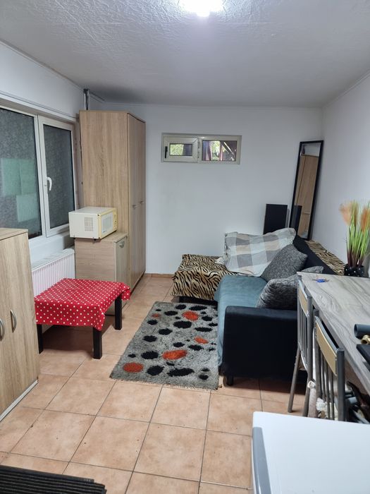 Închiriez camera cu tot necesarul de locuit