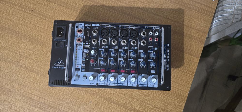 Mixer cu amplificator Behringer europower pmp500 mp3