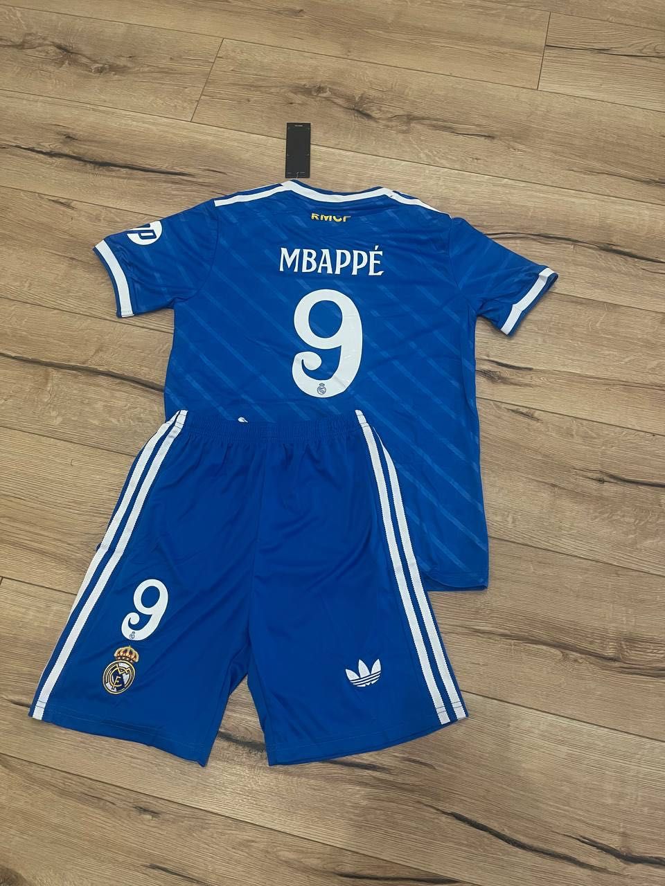 детски футболен екип Mbappe 25/26 Third
Real Madrid UCL
