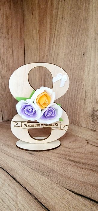 Дървени осмици с цветна декорация