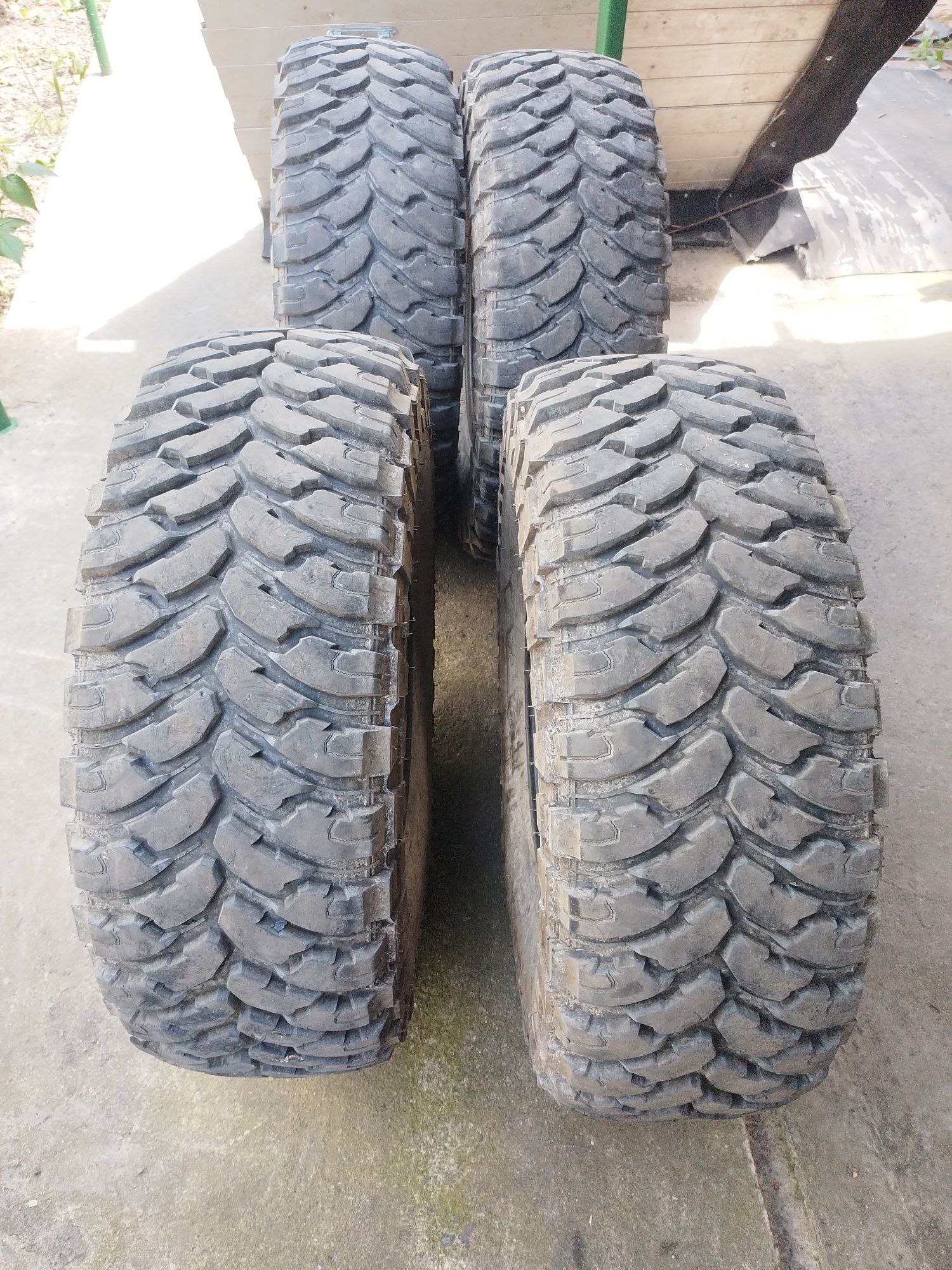 Vand 4 anvelope 35x12.5 R15