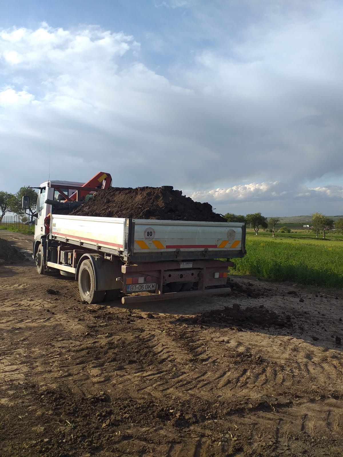 Inchiriez buldoexcavator,camion cu macara basculabil