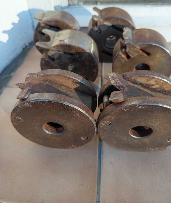 Продавам фрезови глави 6 бр.с ножове, плюс 17 комплекта ножове