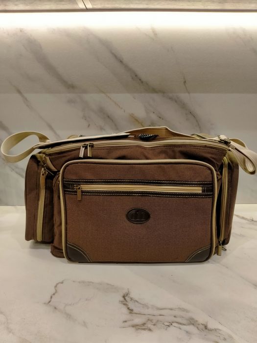 Сумка холодильник с набором посуды.