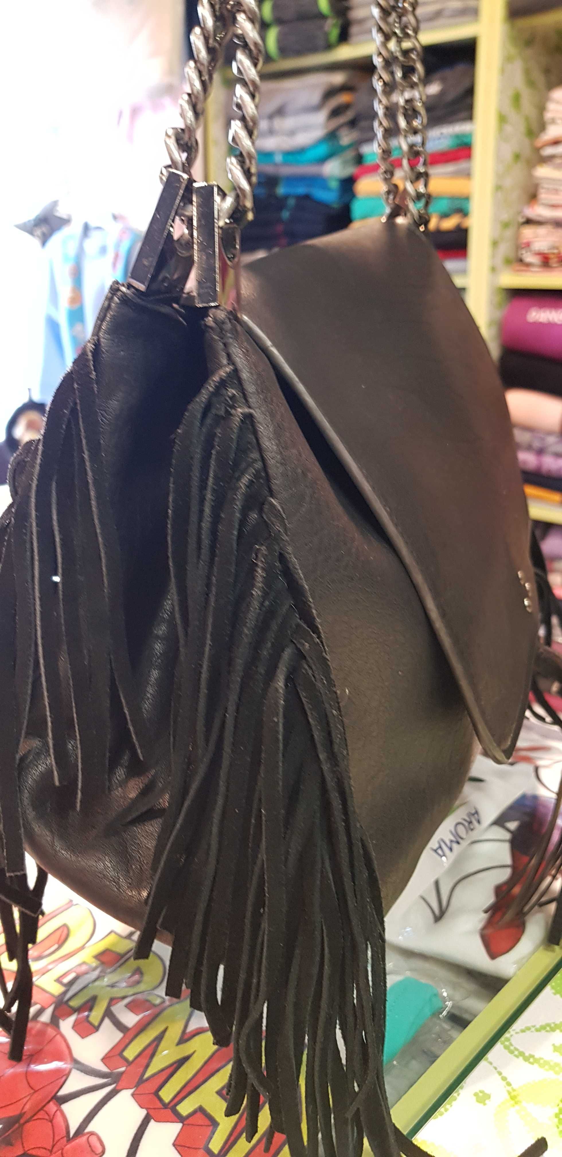 Продавам дамска черна чанта с ресни